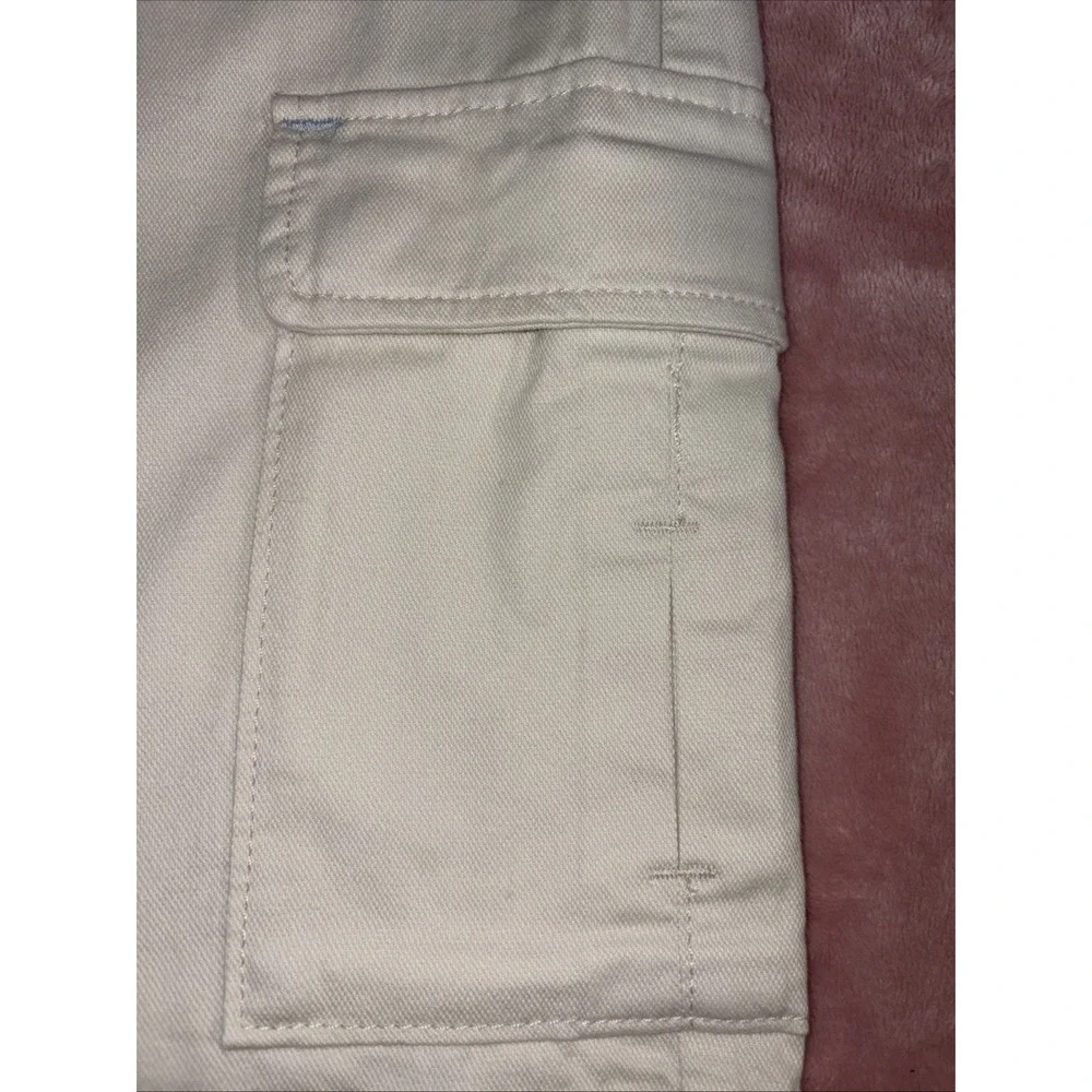 TOMMY BAHAMA  CARGO SHORTS MENS SIZE 40. Khaki. Comfort, Beach.